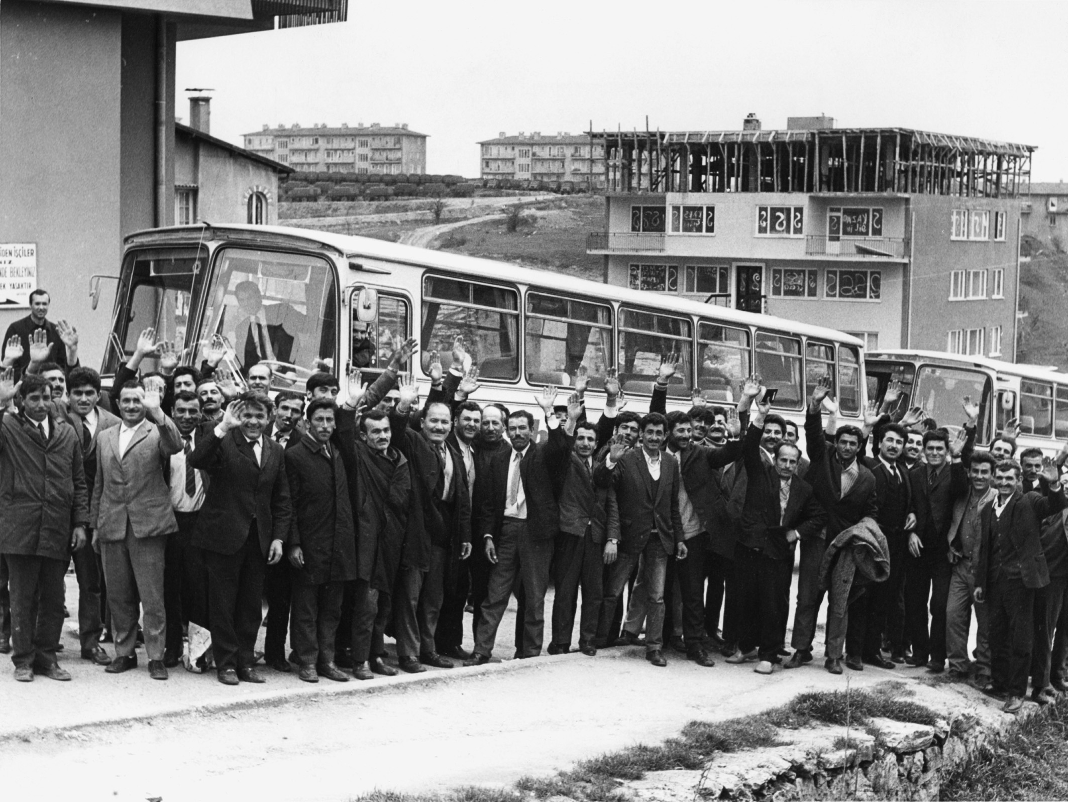 Foto: Der erste Bustransport nach Österreich, 1971. Aus der Station „Anwerbestelle Narmanlı Han 1964“ von Dilman Muradoğlu und Gamze Ongan. © Hürriyet, İstanbul